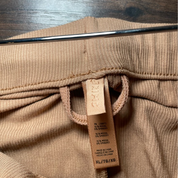 SKIMS Soft Lounge Sleep Set | Camel - Picture 7 of 10